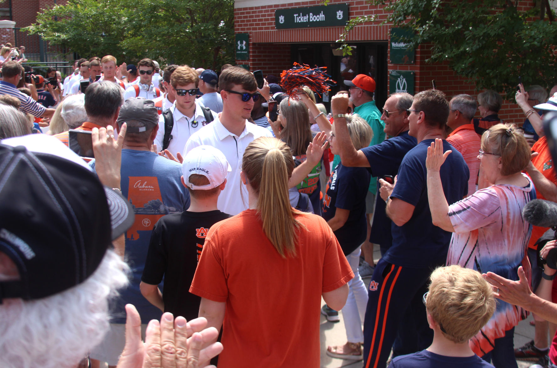 Auburn baseball departs for College World Series in Omaha